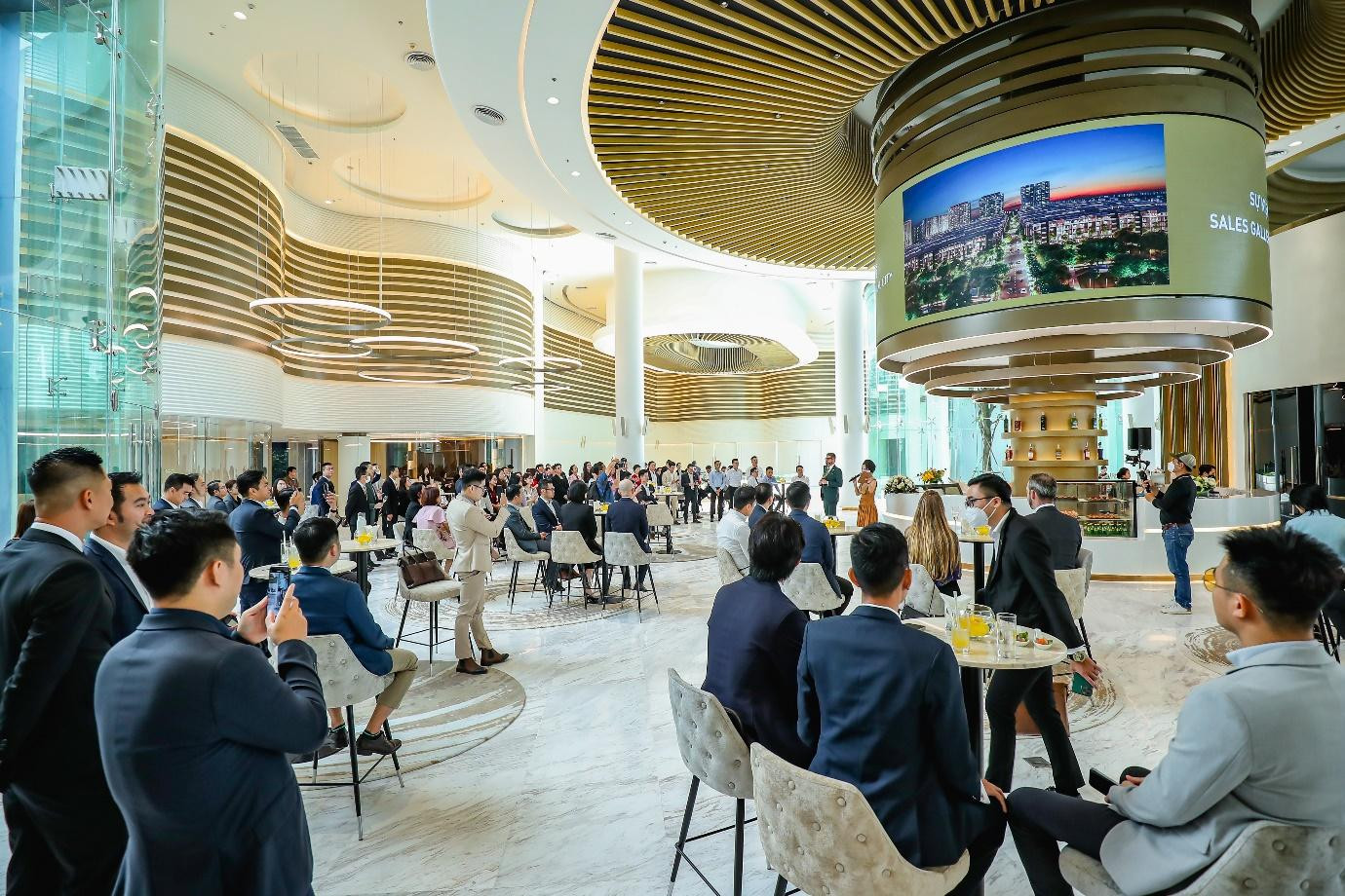 Không gian dịch vụ sang trọng với thiết kế hiện đại và công nghệ tiên tiến bên trong The Global City Sales Gallery