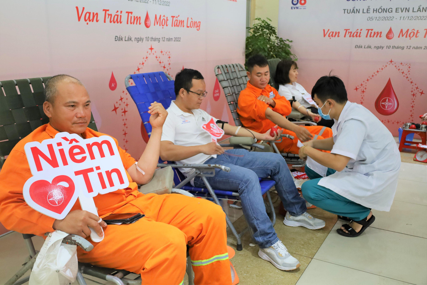 Anh Hoài (ngoài cùng bên trái), tham gia hiến máu tại “Tuần lễ hồng EVN lần VIII”