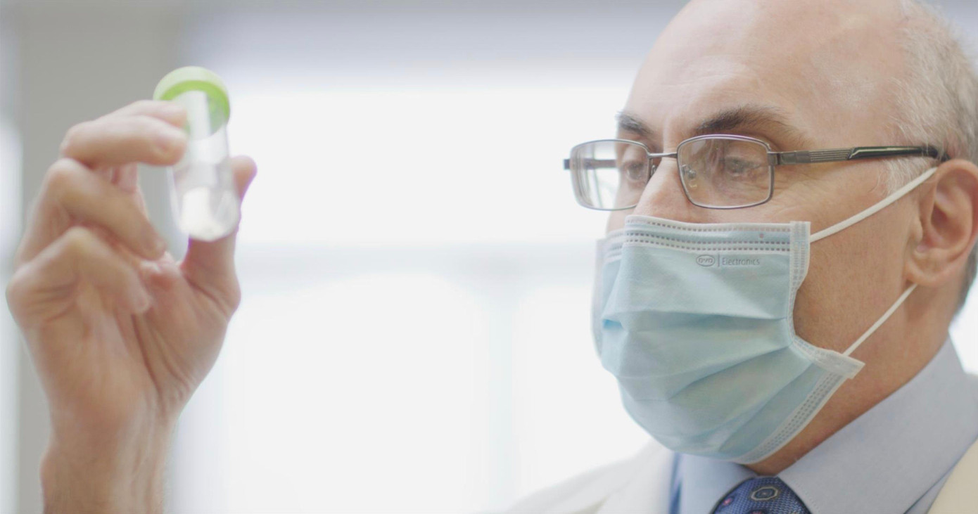 GS-BS Drew Weissman trong phòng thí nghiệm