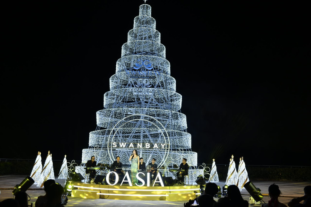 Ca sỹ Nguyên Hà “phiêu” trên sân khấu ven sông của SwanBay