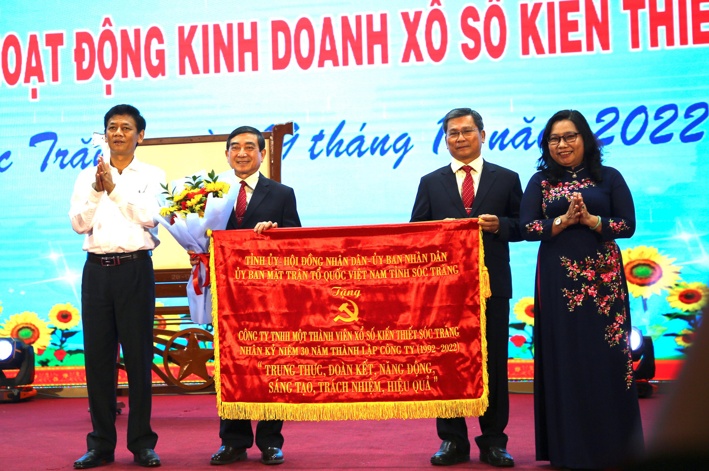 Ông Lâm Văn Mẫn, Bí thư Tỉnh ủy Sóc Trăng (bìa trái) và bà Hồ Thị Cẩm Đào, Phó Bí thư Thường trực Tỉnh ủy, Chủ tịch HĐND tỉnh Sóc Trăng (bìa phải) trao tặng bức trướng cho đại diện lãnh đạo Công ty XSKT Sóc Trăng nhân kỷ niệm 30 năm thành lập.