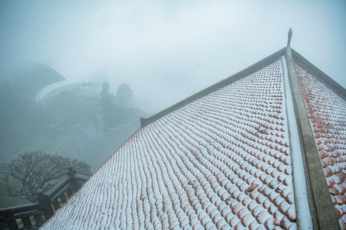 Tuyết phủ trên những mái ngói những công trình tâm linh, trong không gian bàng bạc mờ sương sớm trên đỉnh, khiến Fansipan kỳ ảo như trong những thước phim.
