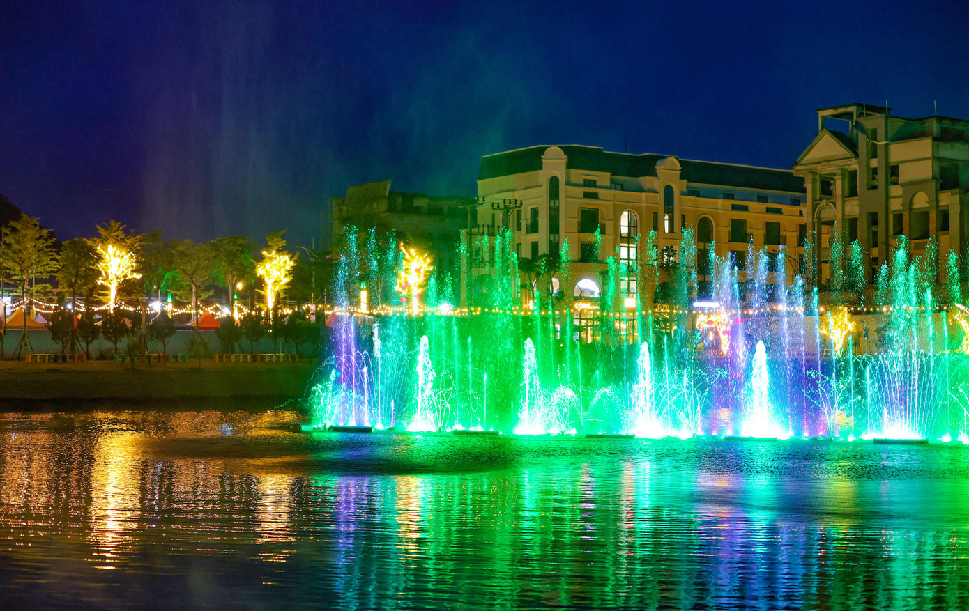 Nhạc nước nghệ thuật cũng là một trải nghiệm mới dành cho du khách ghé tới Lễ hội Hoa Đào năm nay.