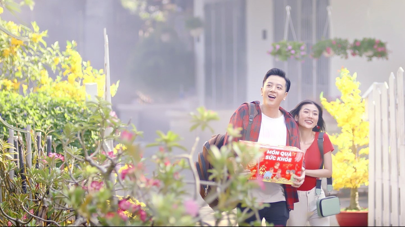 Quang Bình, một iGen 2k2 cũng cho biết: “Hãy chúc gì làm nấy trong ngày Tết. Chúc sức khỏe, tặng quà sức khỏe như Trà Dr Thanh cho ba mẹ, gia đình, bạn bè giúp mọi người thanh nhiệt cơ thể trước tiệc tùng để cùng tươi mát đón xuân mới là món quà thiết thực, ý nghĩa nhất”.