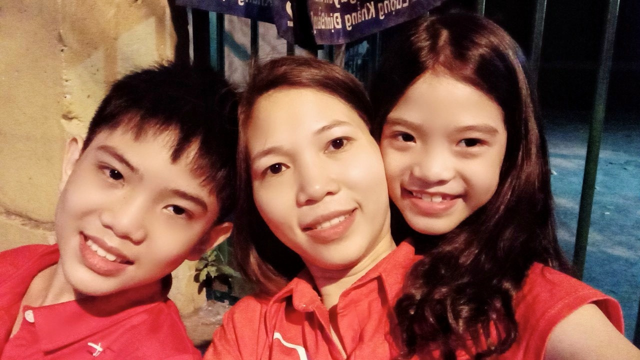 Chị Trần Thị Khương (37 tuổi) cùng 2 con hạnh phúc vì nhận được vé máy bay về quê Hà Tĩnh ăn Tết sau 6 năm tha hương ở Bình Dương Chị Trần Thị Khương (37 tuổi) cùng 2 con hạnh phúc vì nhận được vé máy bay về quê Hà Tĩnh ăn Tết sau 6 năm tha hương ở Bình Dương