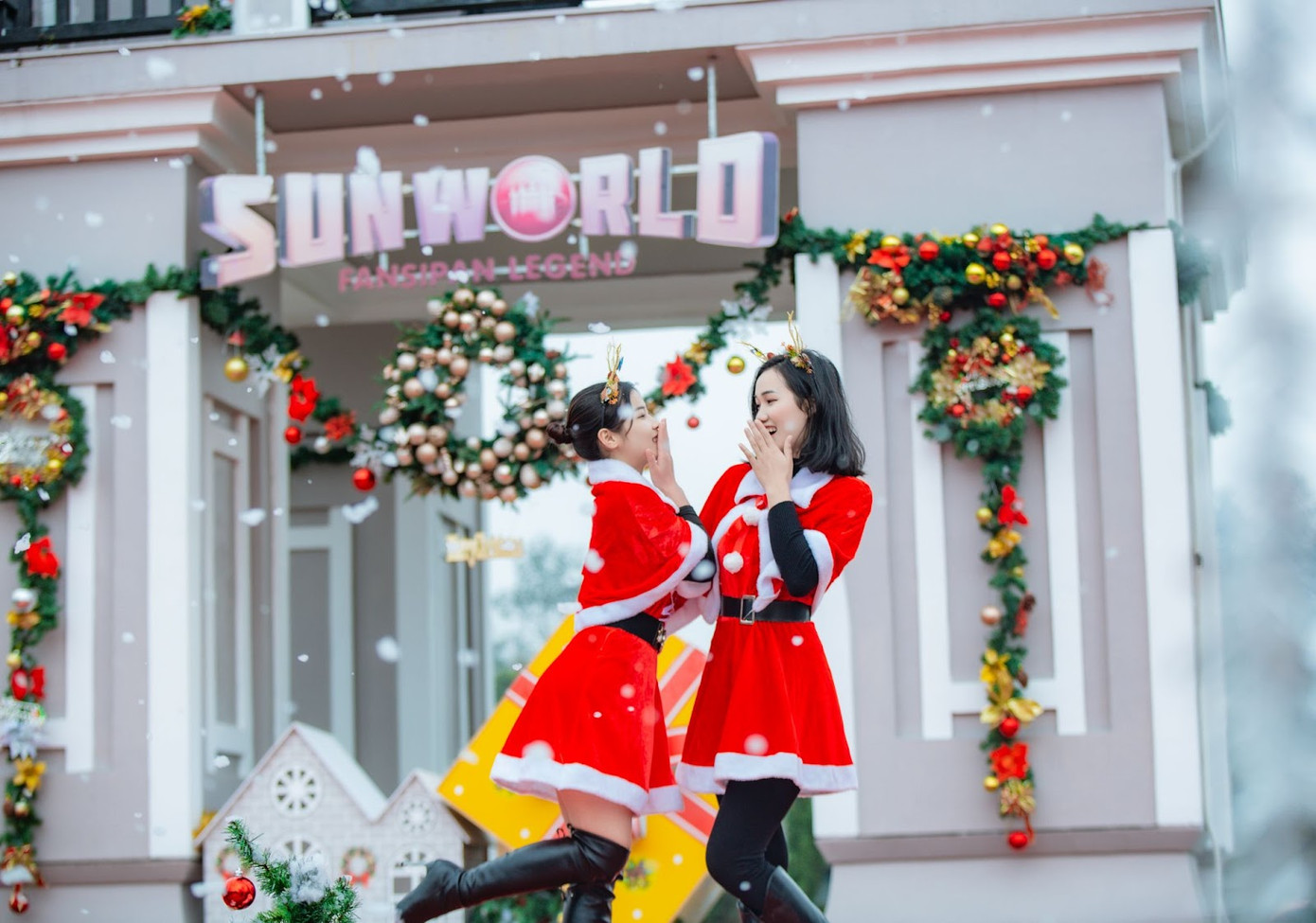 Du khách trải nghiệm "thiên đường" tuyết trắng tại Sun World Fansipan Legend. Du khách trải nghiệm "thiên đường" tuyết trắng tại Sun World Fansipan Legend.