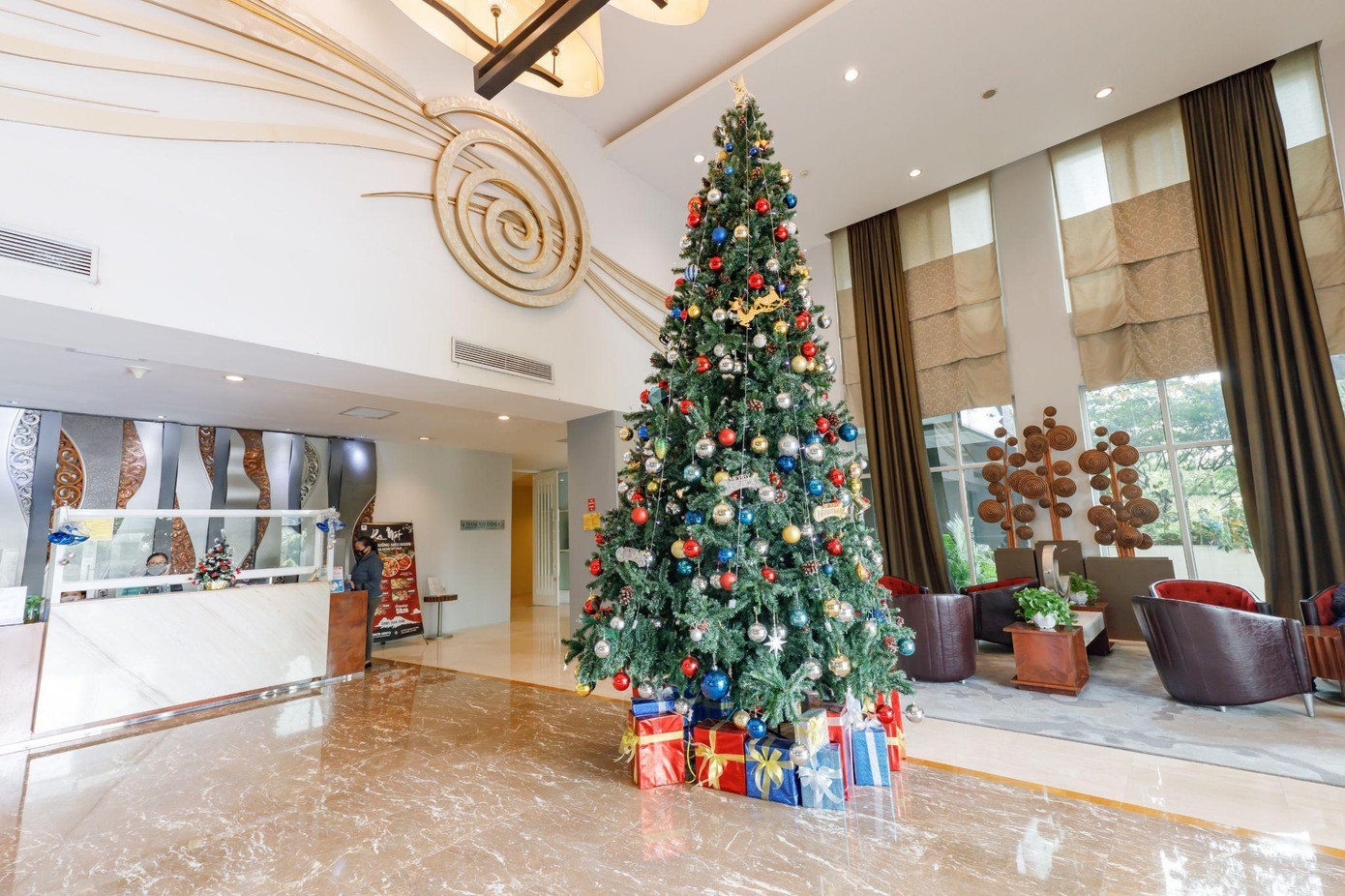 Ngôi sao Giáng sinh ở trên đỉnh của các cây thông Noel Ngôi sao Giáng sinh ở trên đỉnh của các cây thông Noel