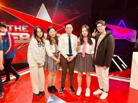 Diệu Anh (thứ hai từ bên phải) là thành viên quan trọng của Hội đồng học sinh và CLB Tranh biện của TH School Diệu Anh (thứ hai từ bên phải) là thành viên quan trọng của Hội đồng học sinh và CLB Tranh biện của TH School