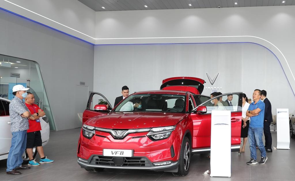 Mẫu xe VF 8 gây ấn tượng với người dân Gia Lai và các tỉnh lân cận có mặt tại showroom.