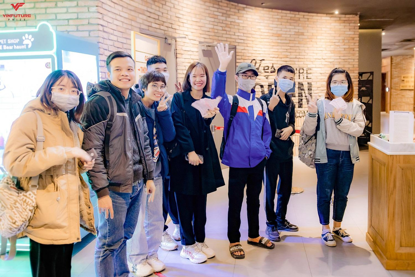 Đông đảo khán giả đã đăng ký và nhận vé xem phim trong tuần lễ phim VinFuture