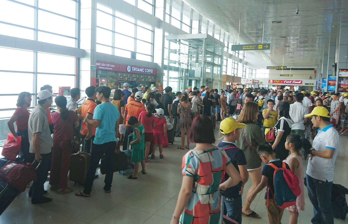 Nhu cầu đi lại bằng máy bay luôn tăng cao vào mỗi dịp cao điểm, dẫn tới xảy ra ùn tắc tại các sân bay (ảnh: Nam Trần) Nhu cầu đi lại bằng máy bay luôn tăng cao vào mỗi dịp cao điểm, dẫn tới xảy ra ùn tắc tại các sân bay (ảnh: Nam Trần)