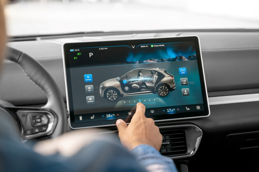 Khoang nội thất rộng rãi và màn hình cảm ứng tích hợp nhiều tính năng thông minh của VF 8 được nhiều chuyên gia nước ngoài đánh giá cao