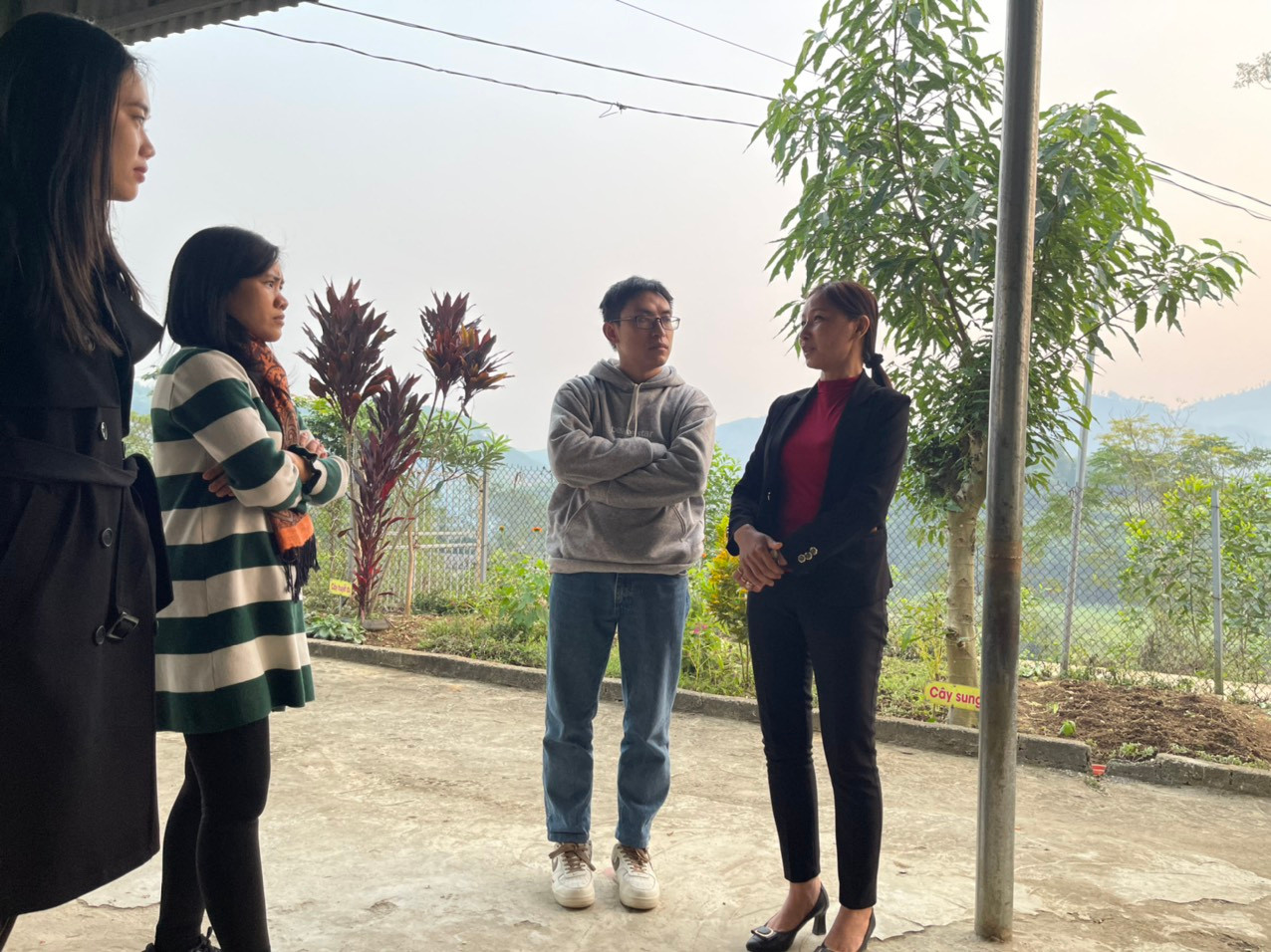 Cô Ích (áo đỏ bên phải) chia sẻ về khó khăn của điểm trường