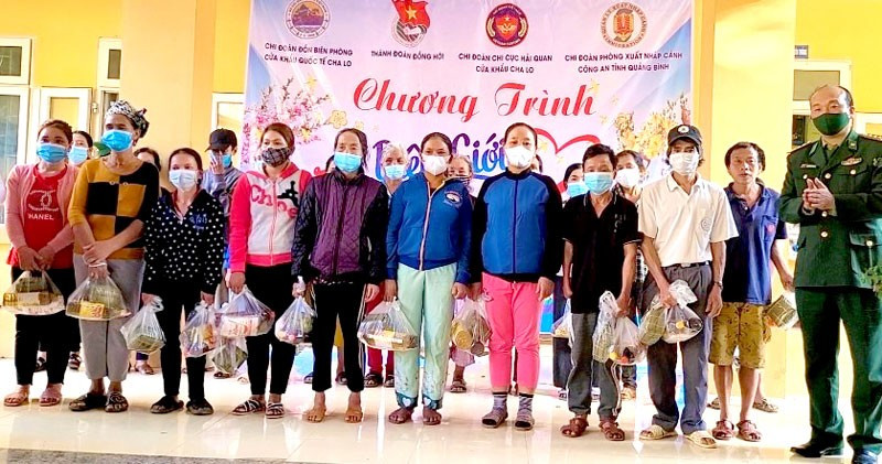 Trao quà cho trẻ em có hoàn cảnh đặc biệt Trao quà cho trẻ em có hoàn cảnh đặc biệt