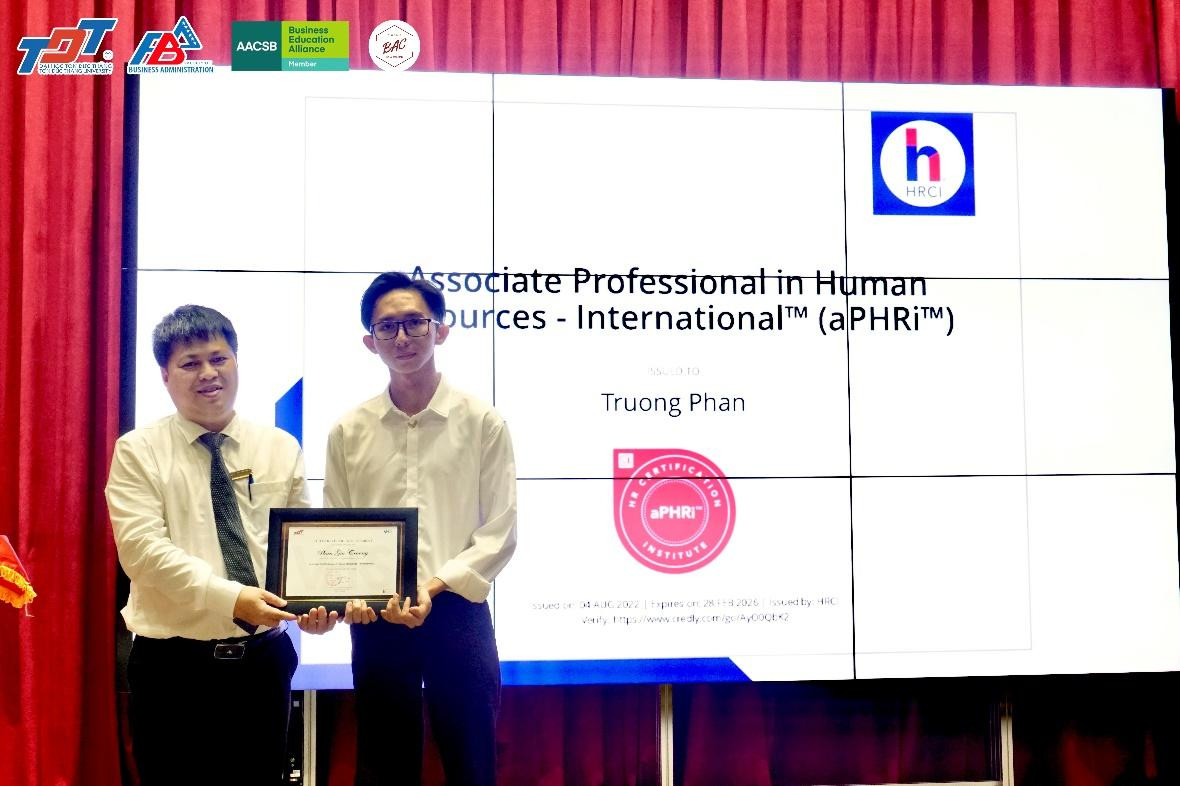 Đại diện Khoa Quản trị kinh doanh – Trường ĐH Tôn Đức Thắng trao chứng chỉ cho từng sinh viên