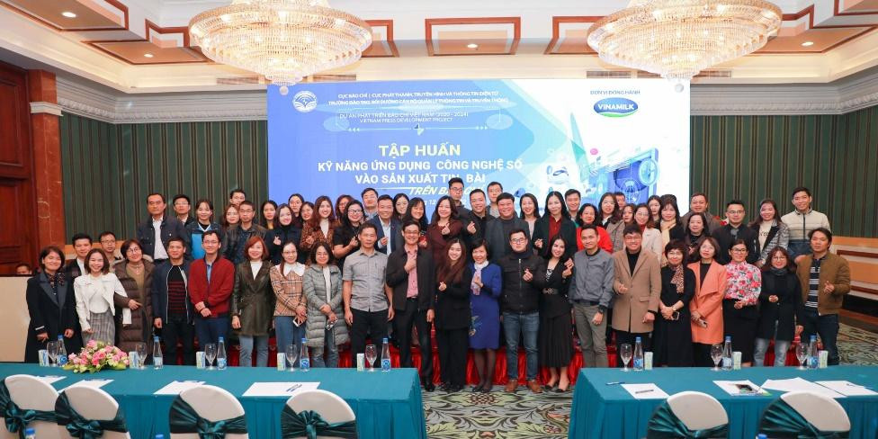 Các học viên và các đại biểu, các đơn vị đồng hành cùng chụp hình lưu niệm sau khi kết thúc khóa tập huấn.