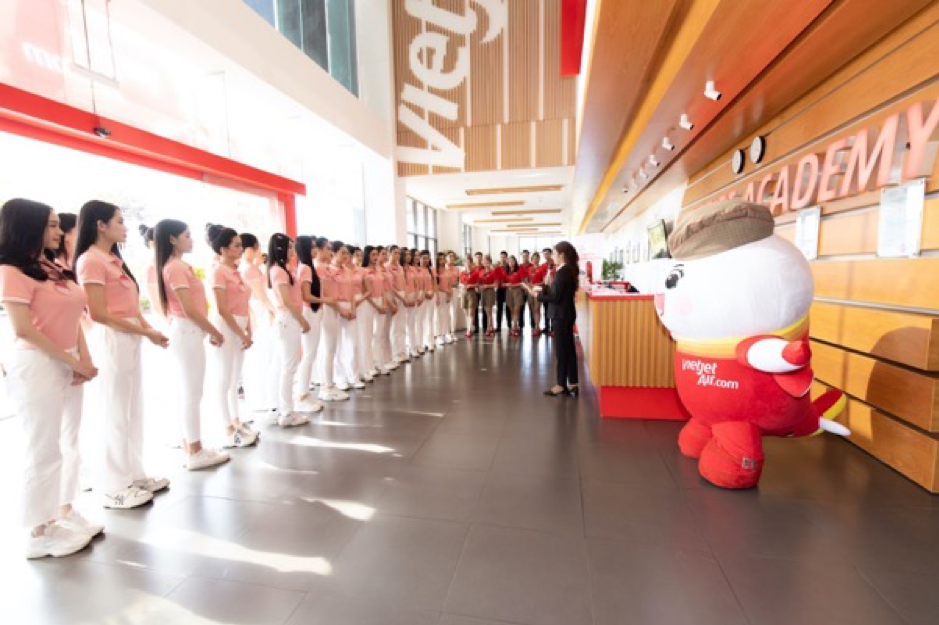 Các giáo viên huấn luyện tại VJAA và các bạn tiếp viên Vietjet chào đón 35 thí sinh xinh đẹp tham dự vòng chung kết Hoa hậu Việt Nam 2022 Các giáo viên huấn luyện tại VJAA và các bạn tiếp viên Vietjet chào đón 35 thí sinh xinh đẹp tham dự vòng chung kết Hoa hậu Việt Nam 2022