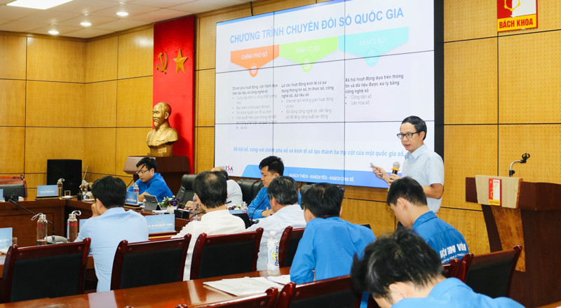 Các đại biểu tham luận tại diễn đàn Các đại biểu tham luận tại diễn đàn