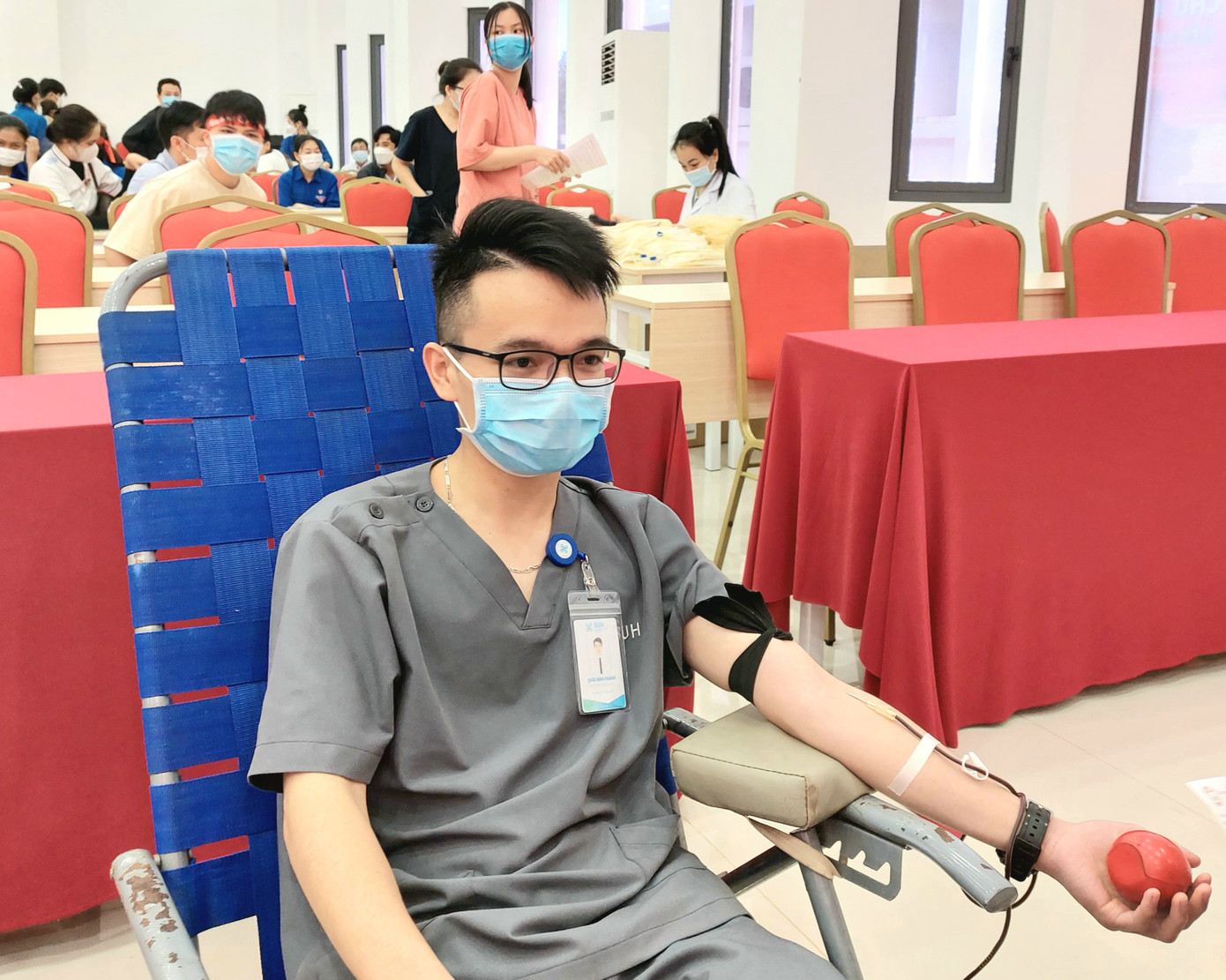 Anh Quốc Đình Khánh hiến máu tại chương trình Chủ nhật Đỏ