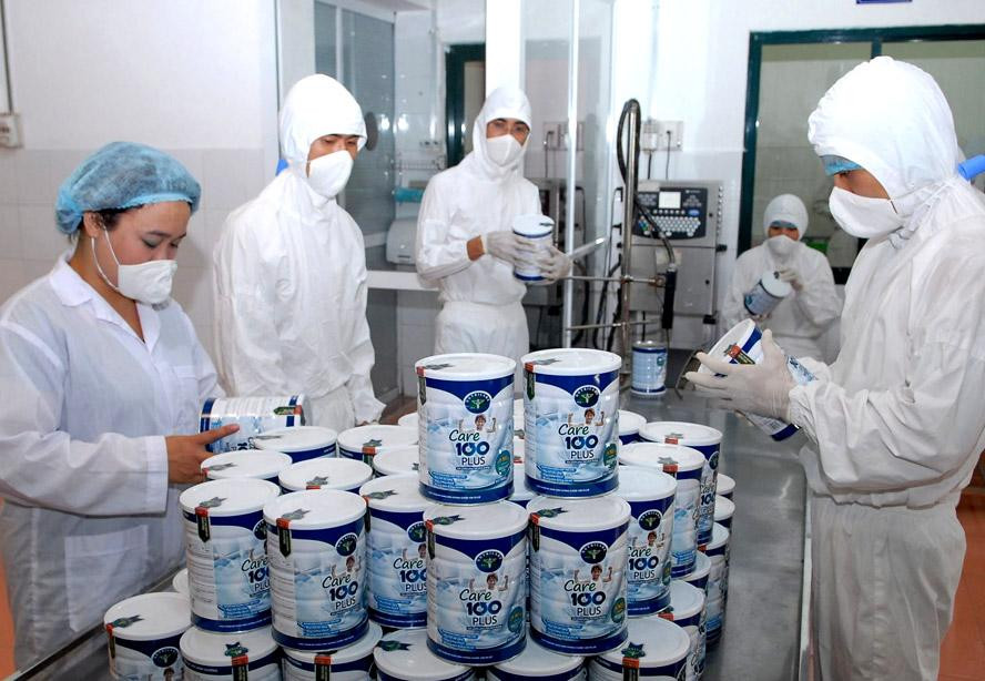 Kiểm tra sản phẩm sữa đóng gói tại Vườn ươm doanh nghiệp chế biến và đóng gói thực phẩm HBI (Trung tâm Hỗ trợ doanh nghiệp nhỏ và vừa - Sở Kế hoạch và Đầu tư Hà Nội).