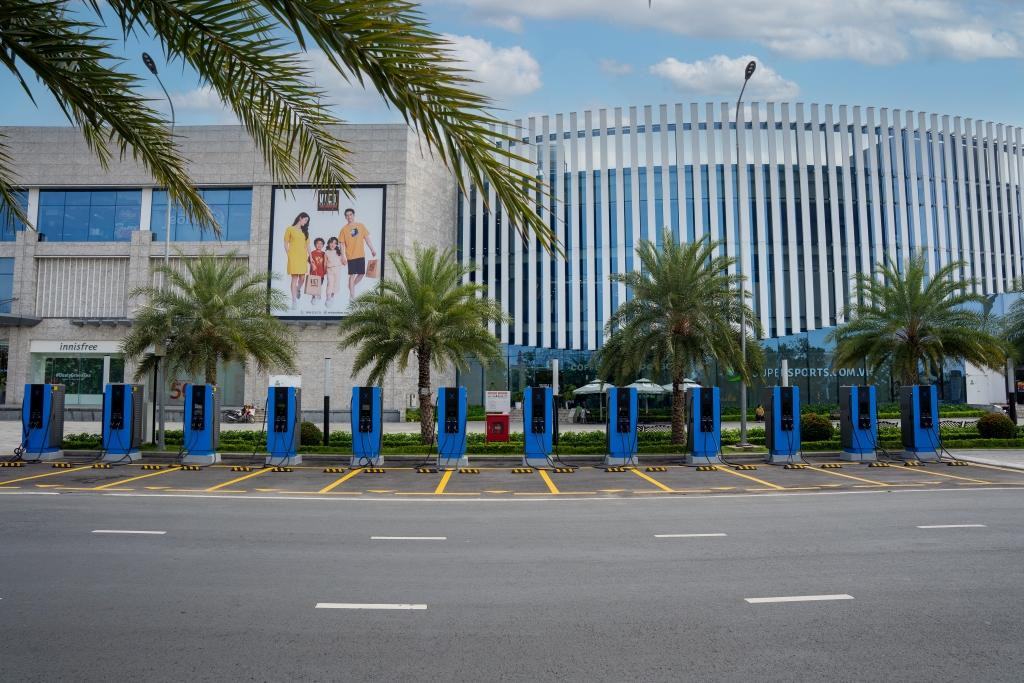 Chỉ trong thời gian ngắn, VinFast đã nhanh chóng xây dựng hệ thống trạm sạc trên toàn quốc, đặc biệt ở các khu vực đông dân cư nhằm đáp ứng nhu cầu ngày càng tăng của người dùng. (Trong ảnh: trạm sạc ở Khu đô thị Vinhomes Smart City, Hà Nội).