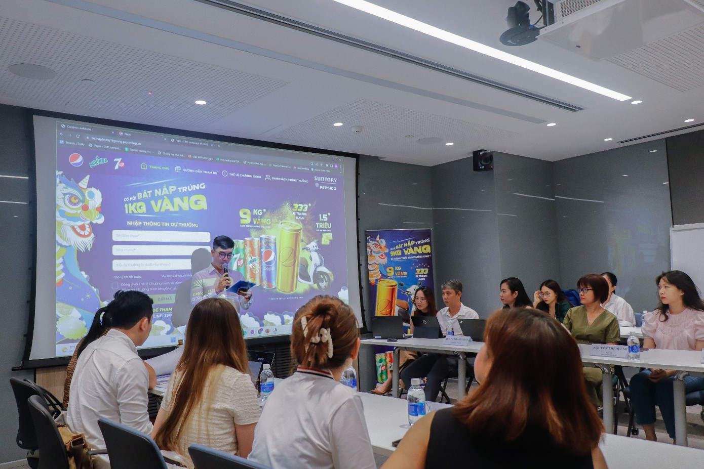 Buổi quay thưởng có sự tham gia của đại diện Suntory PepsiCo Việt Nam, đại diện Sở Công Thương TP.HCM, đại diện khách hàng cùng đơn vị kiểm toán PwC Việt Nam. Buổi quay thưởng có sự tham gia của đại diện Suntory PepsiCo Việt Nam, đại diện Sở Công Thương TP.HCM, đại diện khách hàng cùng đơn vị kiểm toán PwC Việt Nam.