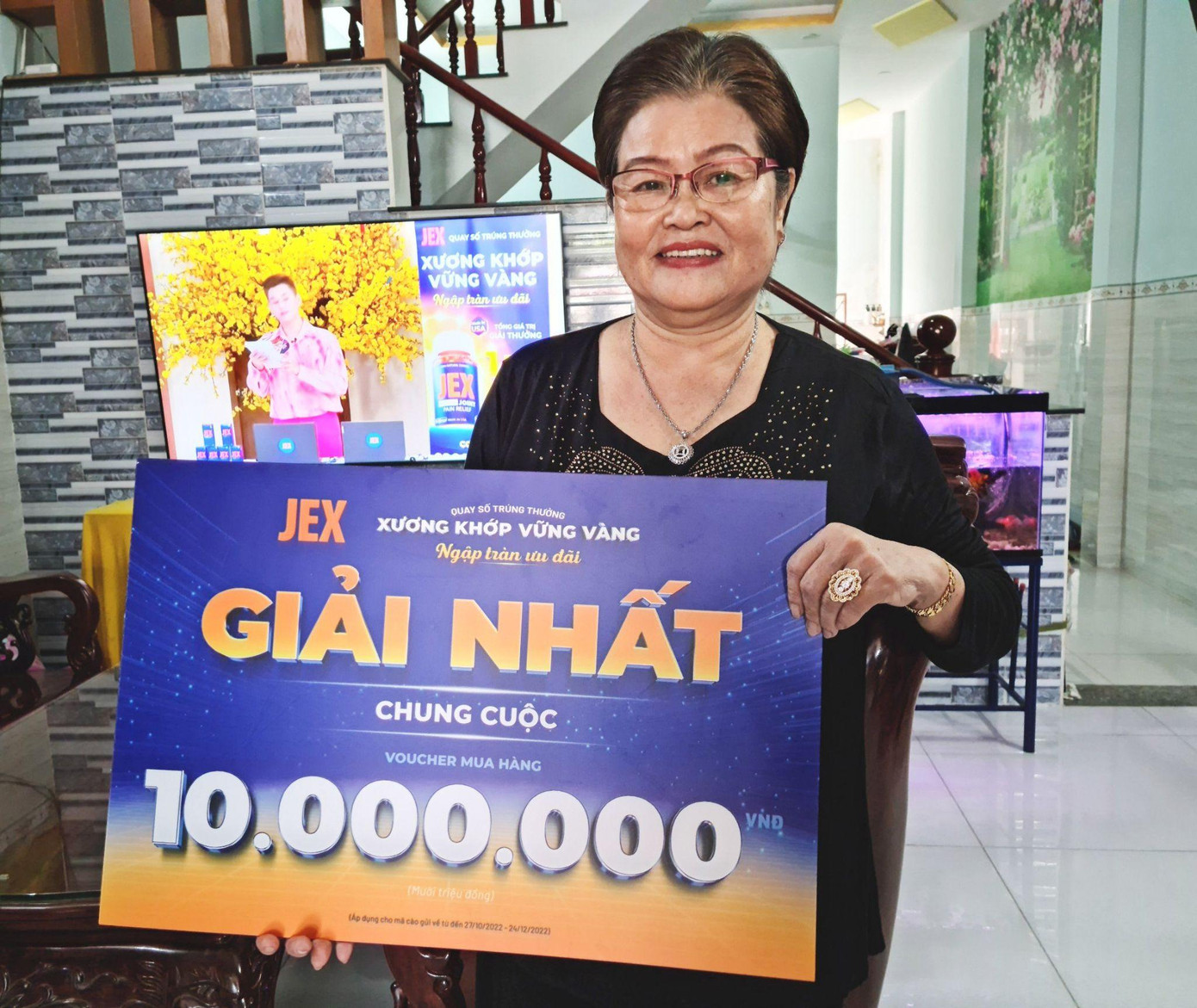 Cô Nga vui mừng khi nhận giải nhất từ đợt quay số chung cuộc. Ảnh: Ecogreen Cô Nga vui mừng khi nhận giải nhất từ đợt quay số chung cuộc. Ảnh: Ecogreen