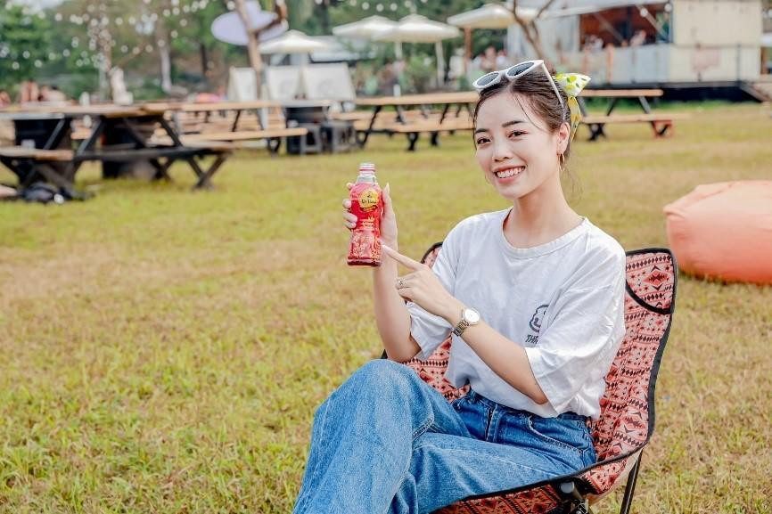 Người trẻ thanh nhiệt cơ thể bằng Trà Dr Thanh để giữ vẻ tươi tắn, tận hưởng không khí lễ hội cuối năm