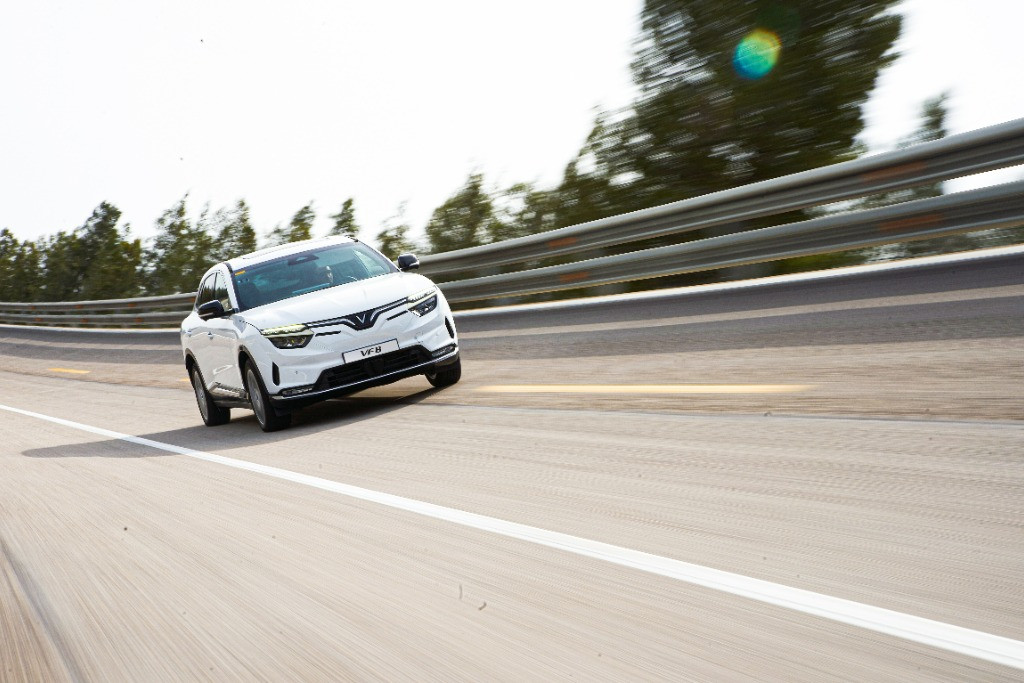VF 8 gây ấn tượng mạnh với nhà báo, chuyên gia về xe của Mỹ, Canada.