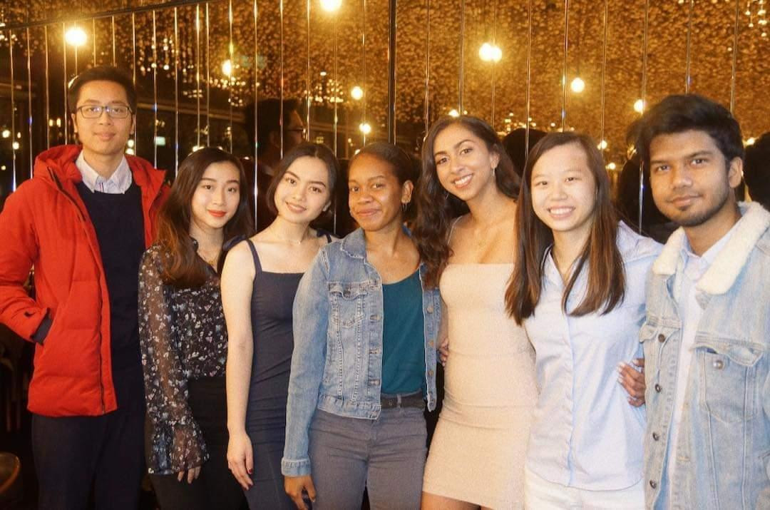 Thầy giáo Hồ Tấn Lâm (áo đỏ) chụp ảnh trong sự kiện TEDx tại trường Monash University Thầy giáo Hồ Tấn Lâm (áo đỏ) chụp ảnh trong sự kiện TEDx tại trường Monash University