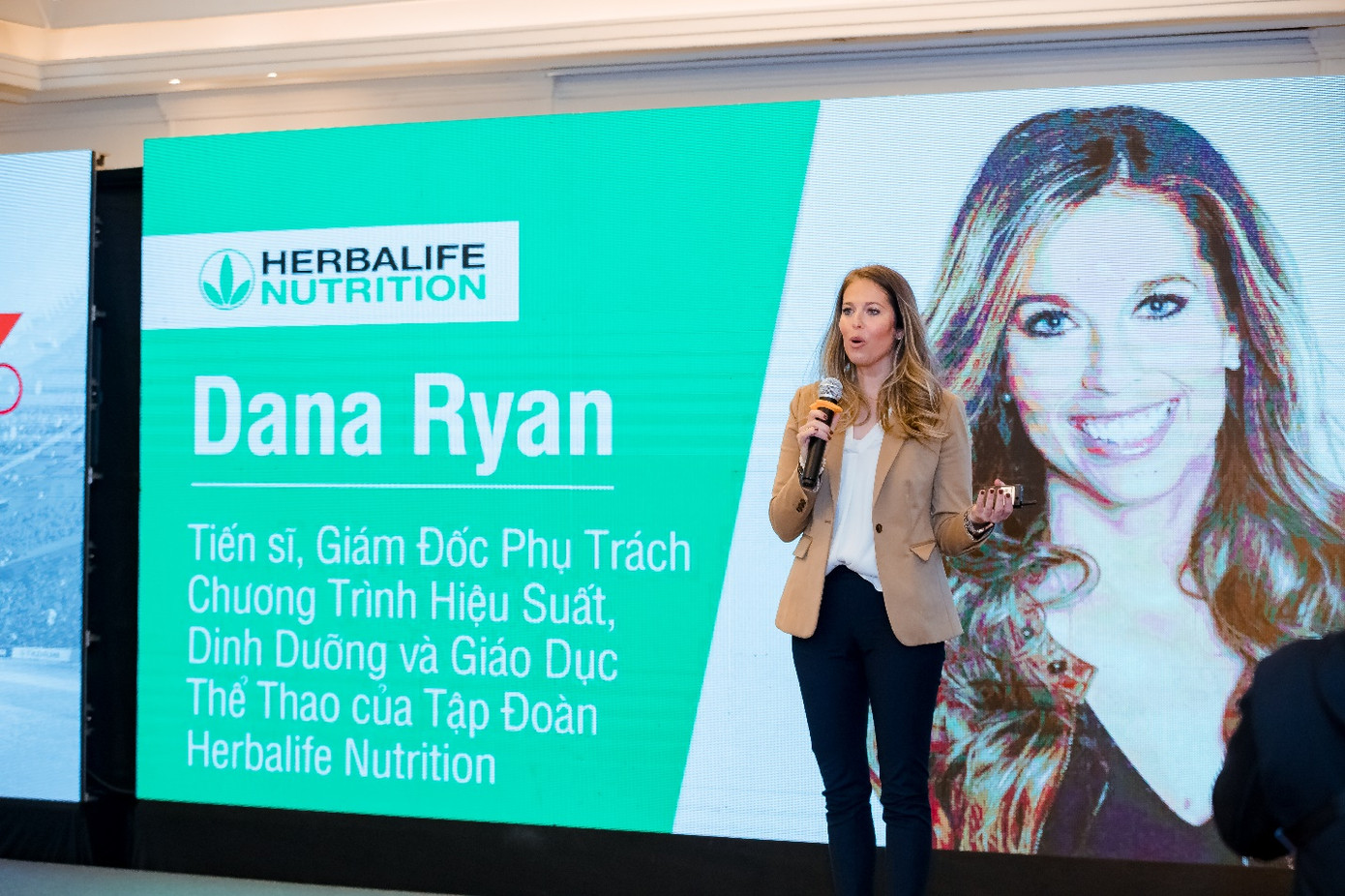 Tiến sĩ Dana Ryan - Giám Đốc phụ trách chương trình về Hiệu suất Thể thao và Giáo dục thuộc tập đoàn Herbalife Nutrition