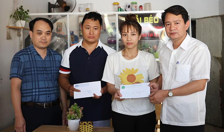 Lãnh đạo Sở Giao thông Vận tải và lãnh đạo UBND thành phố Vĩnh Yên tặng quà cho gia đình anh Hoàng Cao Khải