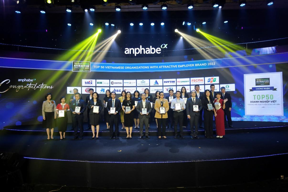 Bà Bùi Thị Hương – Giám đốc Điều hành HC-NS&amp;ĐN Vinamilk (ngoài cùng bên trái) trao chứng nhận cho các doanh nghiệp tại lễ vinh danh 100 nơi làm việc tốt nhất Việt Nam năm 2022