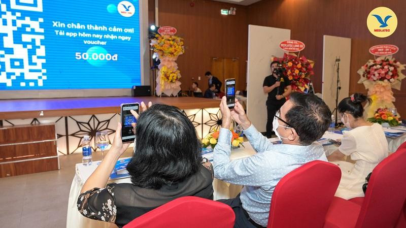 Các bác sĩ thú vị với phần quét mã QRcode tải ứng dụng My Medlatec ngay tại hội nghị Các bác sĩ thú vị với phần quét mã QRcode tải ứng dụng My Medlatec ngay tại hội nghị