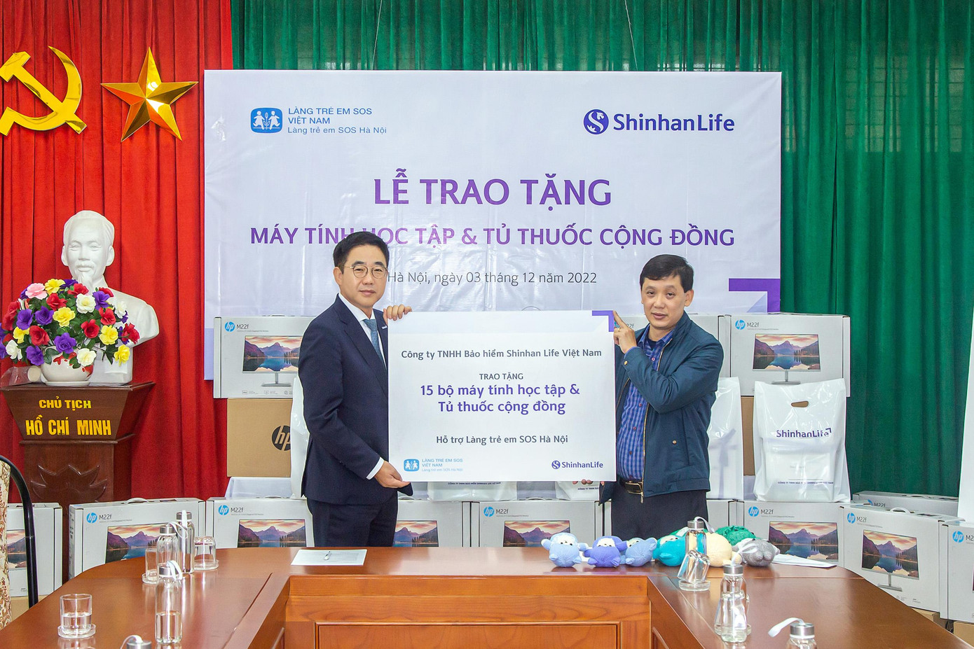 Ông Nguyễn Văn Sinh, Giám đốc Làng trẻ em SOS Hà Nội đại diện, nhận món quà ý nghĩa từ ông Lee Euichul, Tổng Giám đốc Shinhan Life Việt Nam vào chiều 03/12/2022