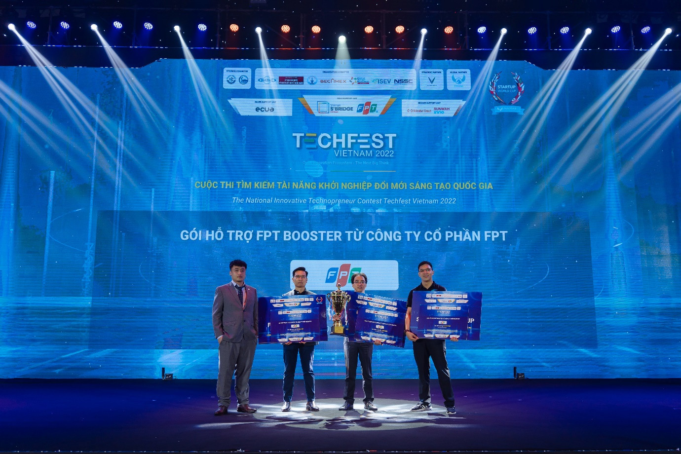 Ông Vũ Lê Hoàng Anh - Giám đốc Trung tâm nghiên cứu phát triển Digital Marketing, FPT Telecom trao gói giải thưởng hỗ trợ cho 3 doanh nghiệp xuất sắc nhất cuộc thi