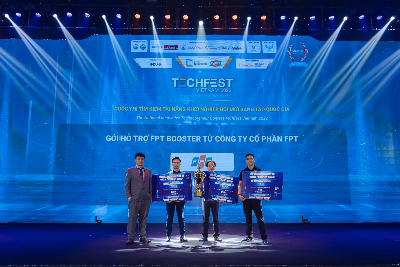 Ông Vũ Lê Hoàng Anh - Giám đốc Trung tâm nghiên cứu phát triển Digital Marketing, FPT Telecom trao gói giải thưởng hỗ trợ cho 3 doanh nghiệp xuất sắc nhất cuộc thi Ông Vũ Lê Hoàng Anh - Giám đốc Trung tâm nghiên cứu phát triển Digital Marketing, FPT Telecom trao gói giải thưởng hỗ trợ cho 3 doanh nghiệp xuất sắc nhất cuộc thi