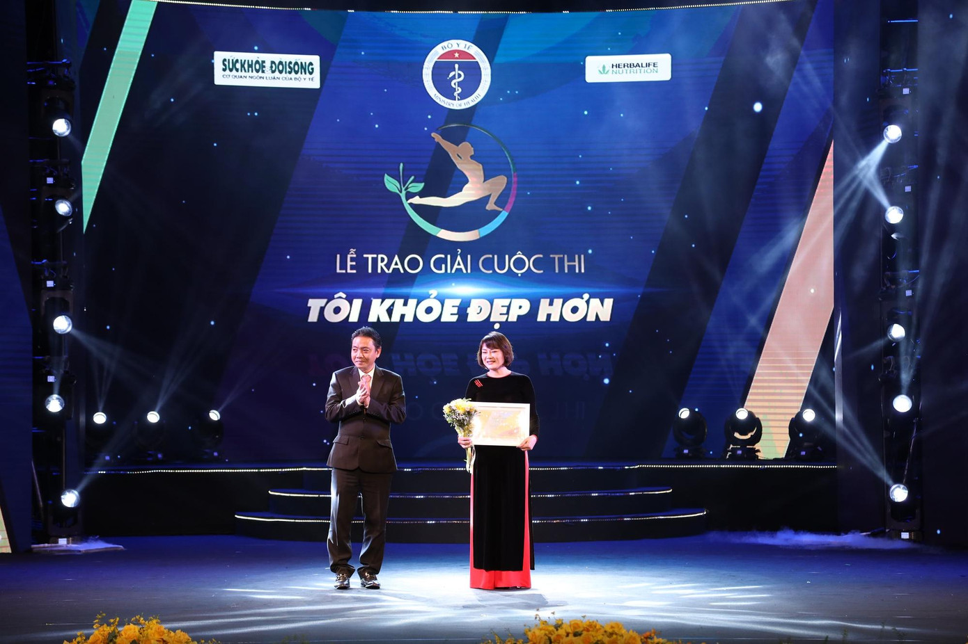 Đồng chí Hoàng Đạo Cương - Ủy viên Ban Cán sự Đảng, Thứ trưởng Bộ Văn hóa - Thể thao và Du lịch trao giải Nhất cho thí sinh Nguyễn Thị Thu Lan đến từ Hà Nội.