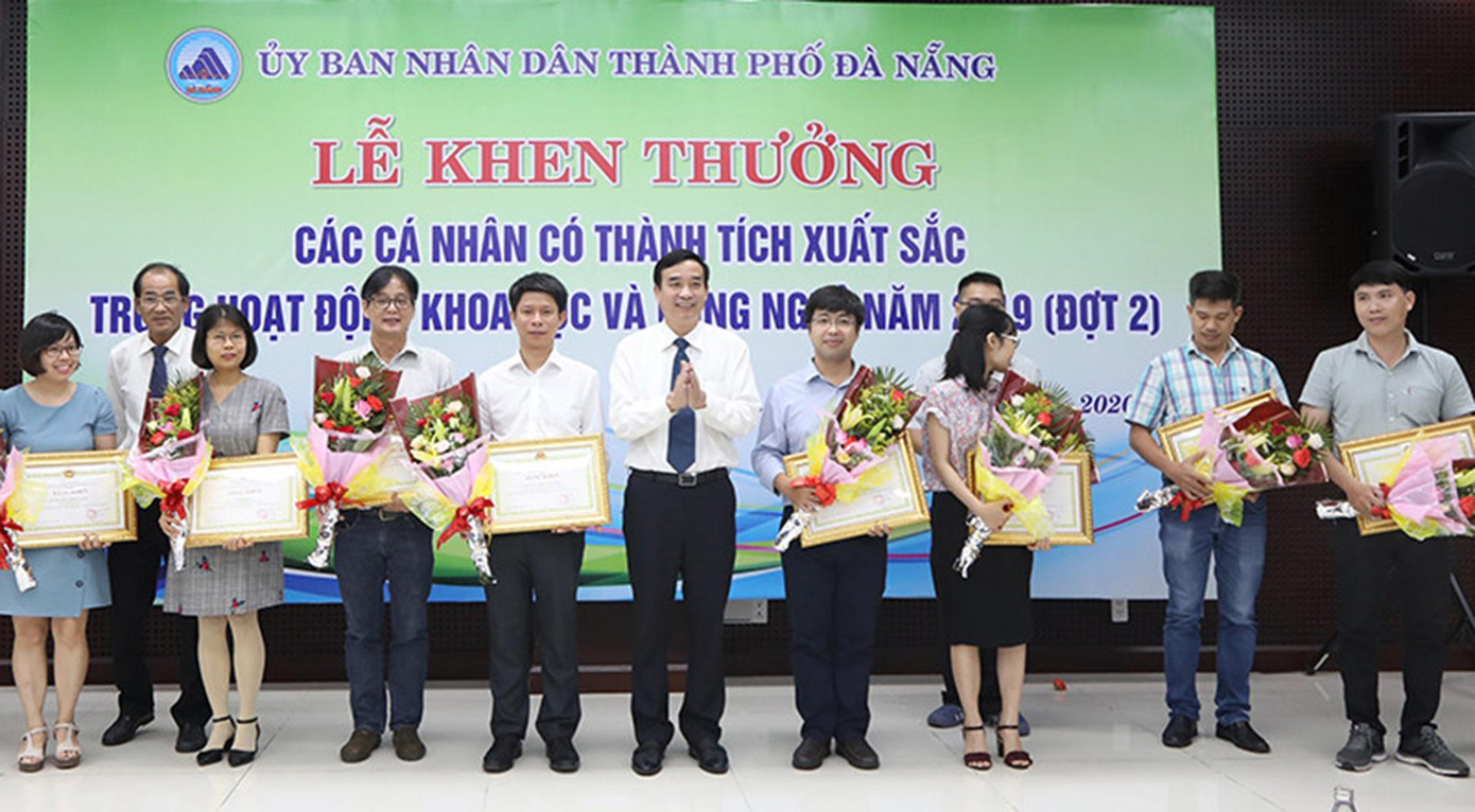 PGS.TS. Hồ Văn Tuyến (ảnh trên và đứng ngoài cùng bên phải) cùng nhiều nhà khoa học của ĐH Duy Tân nhận Bằng khen của UBND Tp. Đà Nẵng PGS.TS. Hồ Văn Tuyến (ảnh trên và đứng ngoài cùng bên phải) cùng nhiều nhà khoa học của ĐH Duy Tân nhận Bằng khen của UBND Tp. Đà Nẵng