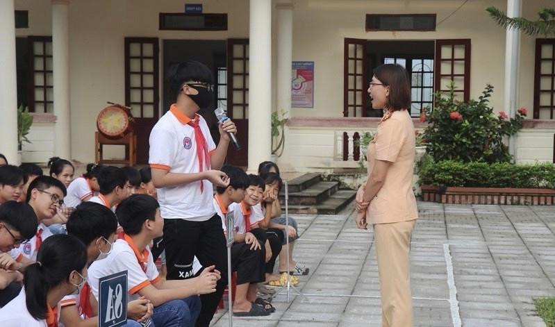 Cán bộ tuyên truyền ATGT đang giao lưu cùng các em học sinh ở trường THCS Hoằng Qúy (Hoằng Hóa).