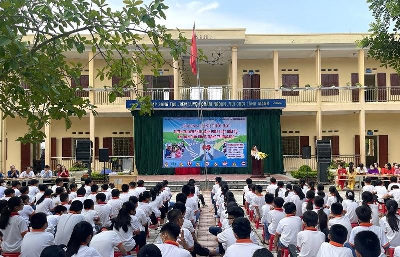 Toàn cảnh buổi tuyên truyền pháp luật về ATGT ở trường THCS Hoằng Qúy (Hoằng Hóa).