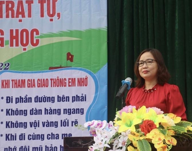 Đại diện của Ban ATGT phát biểu tại buổi tuyên truyền pháp luật về ATGT ở trường THCS Hoằng Qúy (Hoằng Hóa).