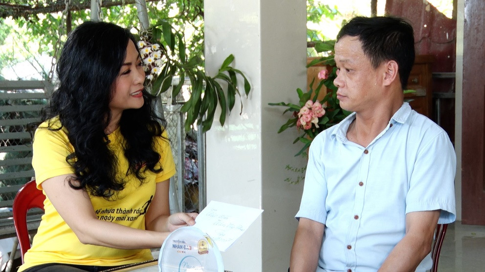 Bà Trần Uyên Phương, Phó Tổng giám đốc tập đoàn Tân Hiệp Phát thay mặt công ty tặng anh Toán món quà cảm ơn vì những đóng góp cộng đồng. Ảnh: Nối trọn yêu thương. Bà Trần Uyên Phương, Phó Tổng giám đốc tập đoàn Tân Hiệp Phát thay mặt công ty tặng anh Toán món quà cảm ơn vì những đóng góp cộng đồng. Ảnh: Nối trọn yêu thương.