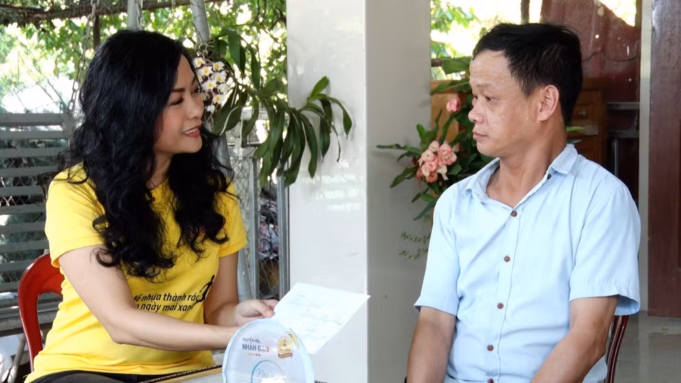 Bà Trần Uyên Phương, Phó Tổng giám đốc tập đoàn Tân Hiệp Phát thay mặt công ty tặng anh Toán món quà cảm ơn vì những đóng góp cộng đồng. Ảnh: Nối trọn yêu thương.