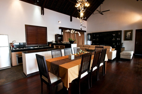 Trải dài trên diện tích 4.046 m2, dinh cơ này có một nhà chính, hai bể bơi, một phòng ngủ cho khách và cả khu riêng cho người làm. Wirawan gọi đây là Sanctus Villa - biệt thự thần thánh.