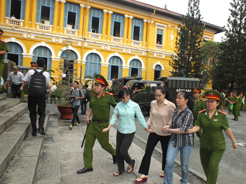 Trong nhóm bị cáo co nhiều bị cáo là phụ nữ đồng phạm cùng Huyền Như - Ảnh: Hữu Vinh