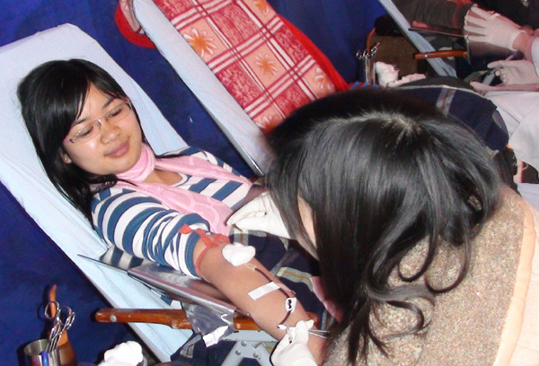 Nguyễn Thị Kim Cúc, 23 tuổi – Sinh viên trường đại học Y Hà Nội – một trong những người tham gia hiến máu đầu tiên Chủ nhật đỏ 2012 