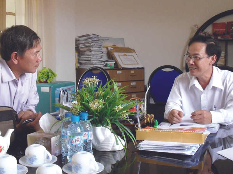 Phó bí thư Nguyễn Thanh Bình (phải) trao đổi với. PV Tiền Phong