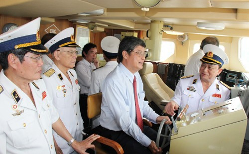 Đô đốc Nguyễn Văn Hiến và Phó bí thư thường trực Thành uỷ TP.HCM Nguyễn Văn Đua (ngồi trên ghế lái) trong buồng lái con tàu. Đô đốc Nguyễn Văn Hiến và Phó bí thư thường trực Thành uỷ TP.HCM Nguyễn Văn Đua (ngồi trên ghế lái) trong buồng lái con tàu