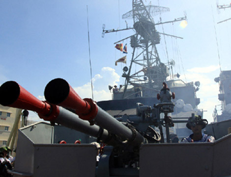 Tàu chiến Việt Nam được trang bị hỏa lực pháo phòng không - tên lửa bảo vệ tàu tiêu diệt mọi mục tiêu trên không (máy bay, tên lửa hành trình chống tàu) ở độ cao và cự ly từ 10km trở lại